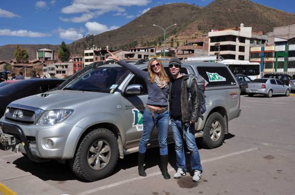 Recebendo o Gustavo no aeroporto de Cusco, no Peru